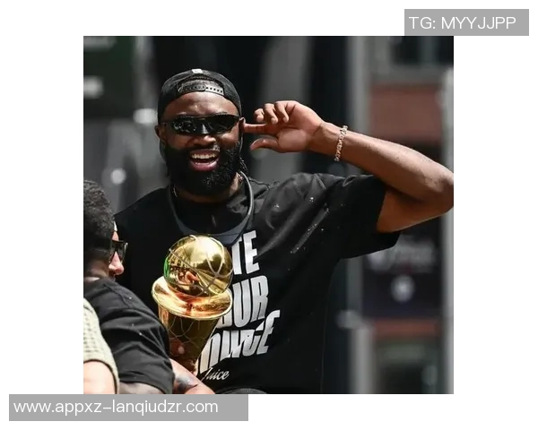 杰伦布朗对裁判漏判乔治铲翻表示愤怒认为这种情况不可接受 杰伦布朗对裁判漏判乔治铲翻表示愤怒认为这种情况不可接受